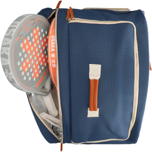 Padelracket in het geopende racketvak van de blauwe Osaka Neoprene tas