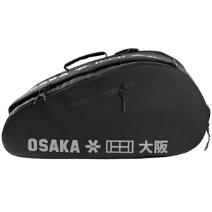 Zijaanzicht van de zwarte Osaka Sports padeltas met wit Osaka-logo en Japanse tekens