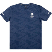 Vooraanzicht van het donkerblauwe Osaka T-Shirt Training met camouflagemotief en sterlogo