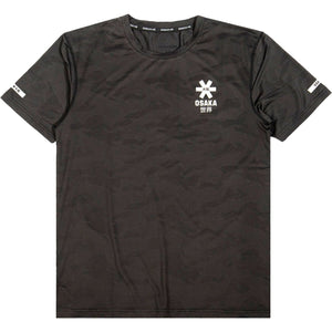 Vooraanzicht van het zwarte Osaka T-Shirt Training met camoprint en wit sterlogo