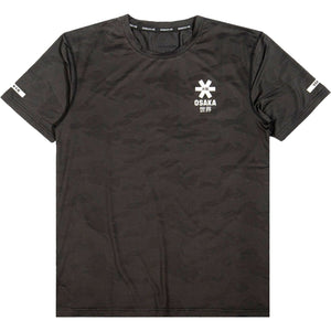Vooraanzicht van het zwarte Osaka T-Shirt Training met camoprint en wit sterlogo