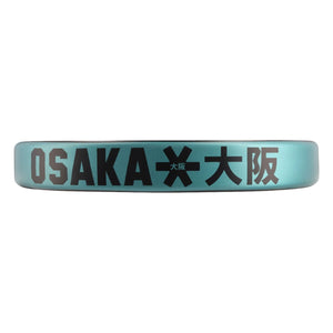 Close-up van de turquoise framerand van de Osaka Vision Pro Control met OSAKA-logo