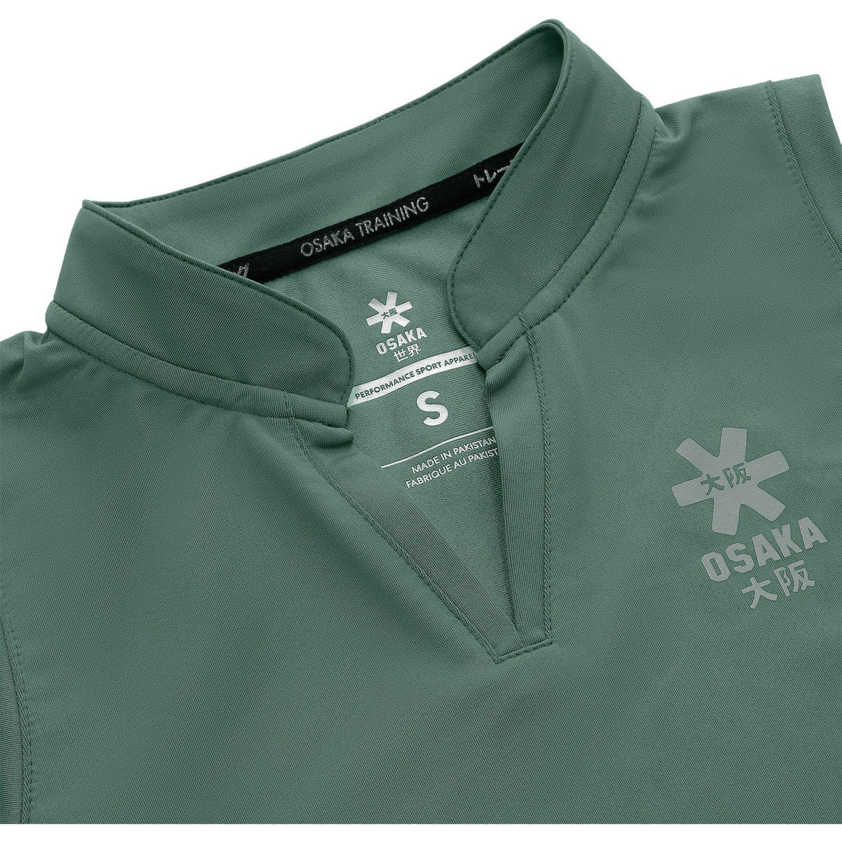 Dettaglio del colletto e del logo OSAKA sulla canotta verde Osaka Women Court Tank Top