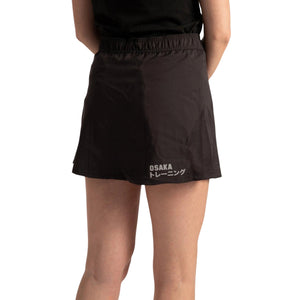 Achterzijde van de zwarte Osaka Training tennisrok, gedragen door model