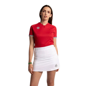 Model draagt de witte Osaka Training tennisrok met rood shirt