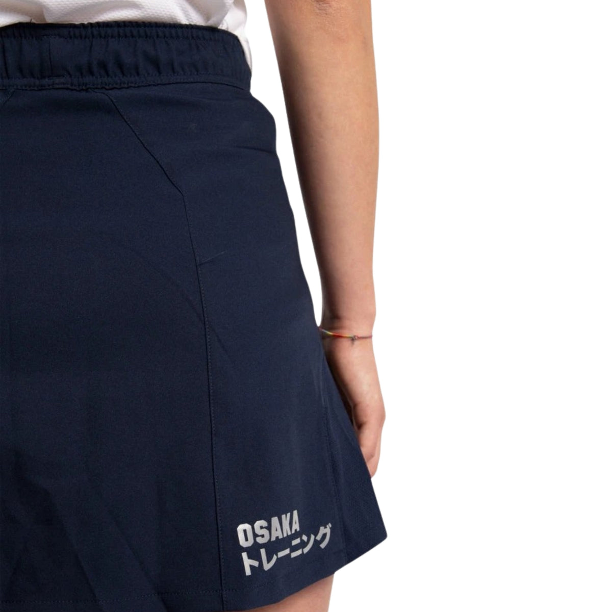 Detail van de zijkant van de donkerblauwe Osaka Training tennisrok