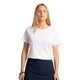 Model draagt het Osaka Training T-shirt voor dames in wit met donkerblauwe rok