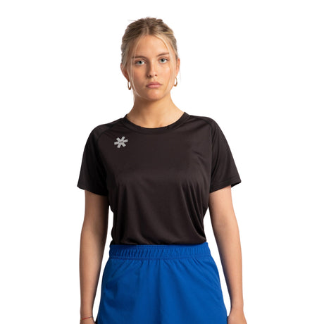 Model draagt het Osaka Training T-shirt voor dames in zwart met blauwe rok