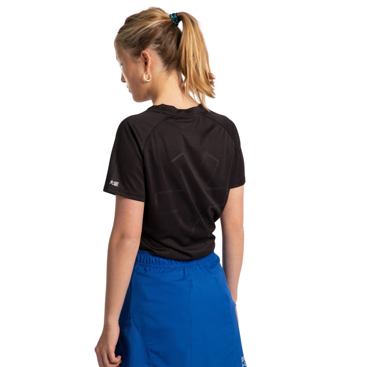Achterzijde van het zwarte Osaka Training T-shirt op model