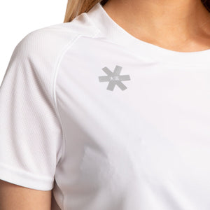 Detail van het grijze Osaka-logo op het witte Training T-shirt