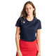 Model draagt het Osaka Training T-shirt voor dames in donkerblauw met rode rok