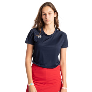 Model draagt het Osaka Training T-shirt voor dames in donkerblauw met rode rok