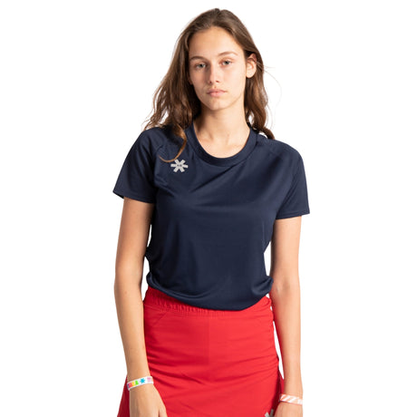 Model draagt het Osaka Training T-shirt voor dames in donkerblauw met rode rok