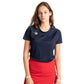 Model draagt het Osaka Training T-shirt voor dames in donkerblauw met rode rok