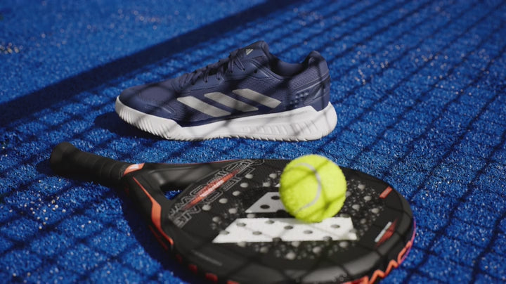 Videopresentatie van de Adidas Courtquick padelschoen in donkerblauw met zilveren strepen