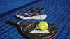 Videopresentatie van de Adidas Courtquick padelschoen in donkerblauw met zilveren strepen
