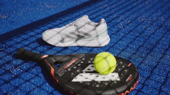 Productvideo van de Adidas Courtquick W Cloud White damespadelschoen, rondom in beeld