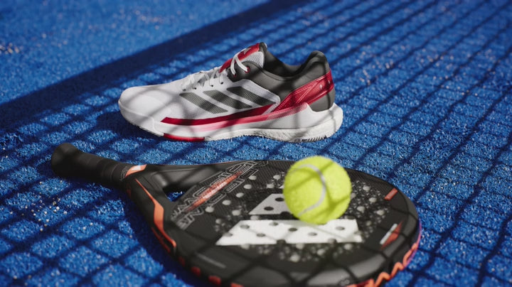 Video van de Adidas Crazyquick Boost padelschoen in wit met zwart en rood