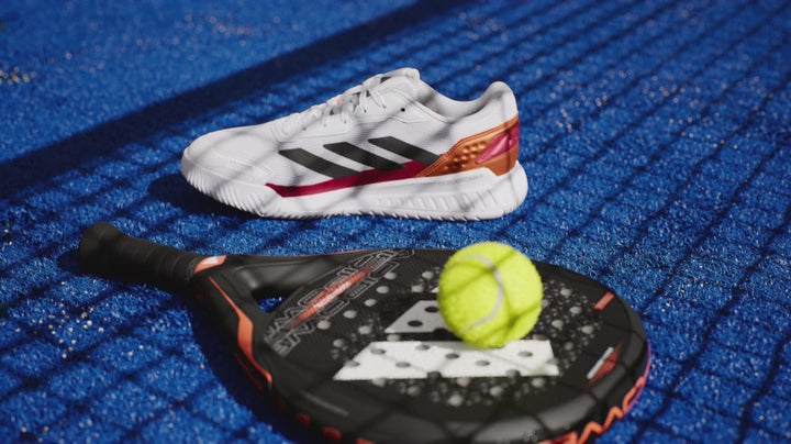 Videopresentatie van de Adidas Courtquick padelschoen in wit met oranje accenten