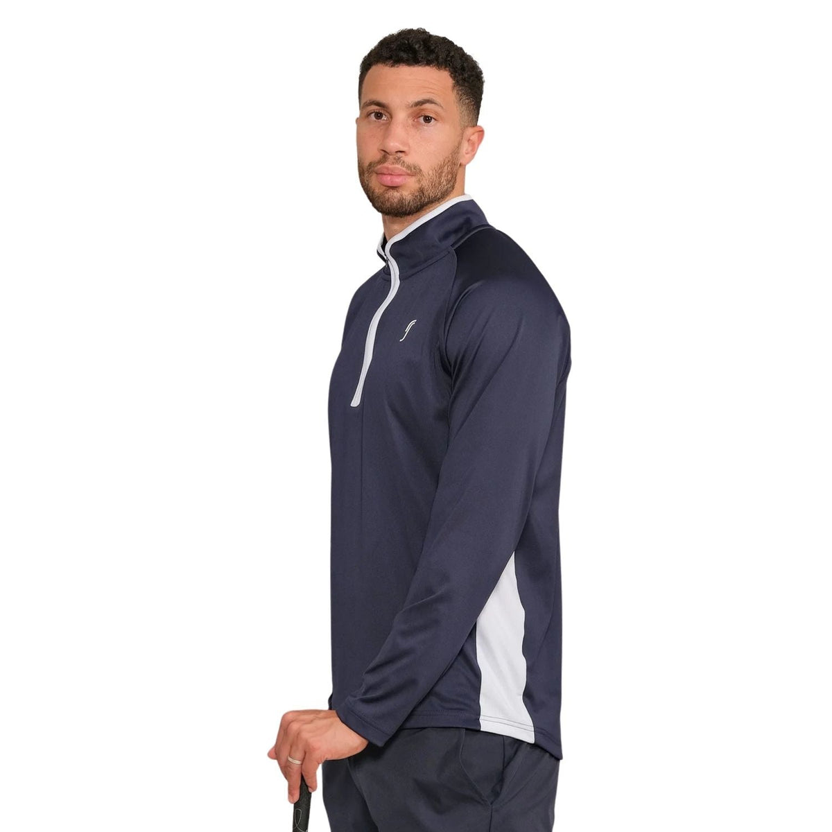 Model draagt de donkerblauwe RS National Team Half Zip met witte inzet in de zijnaad