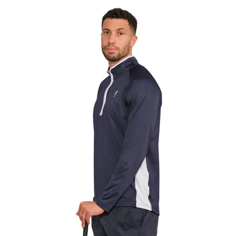 Model draagt de donkerblauwe RS National Team Half Zip met witte inzet in de zijnaad