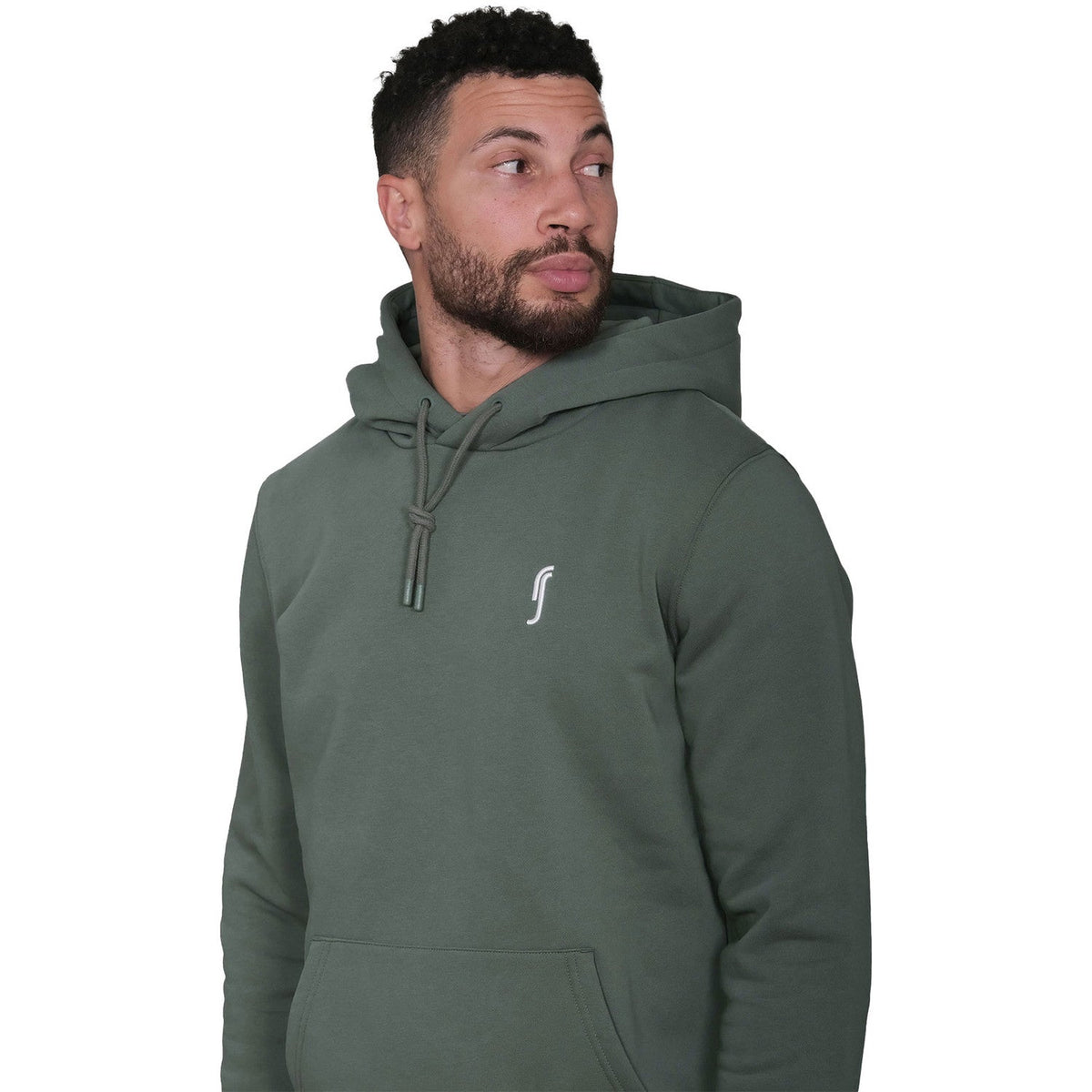 Model draagt de groene RS Paris Hoodie met de capuchon op en het RS-logo op de borst