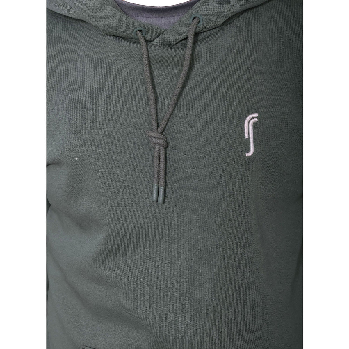 Detail van de capuchonkoorden en het witte RS-logo op de groene RS Paris Hoodie