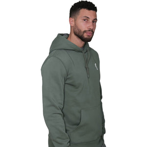 Zijaanzicht van een model in de groene RS Paris Hoodie met lange mouwen en boord