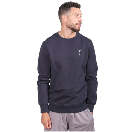 Model in de donkerblauwe RS Paris sweater met ronde hals, zijdelings gezien