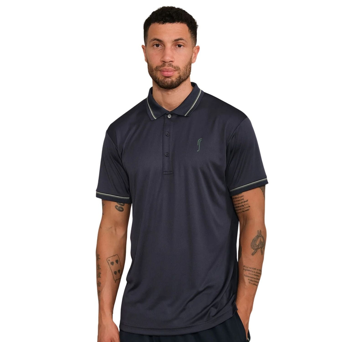 Model draagt de antracietgrijze RS Performance Court Polo Striped met gestreepte kraag