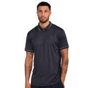 Model draagt de antracietgrijze RS Performance Court Polo Striped met gestreepte kraag