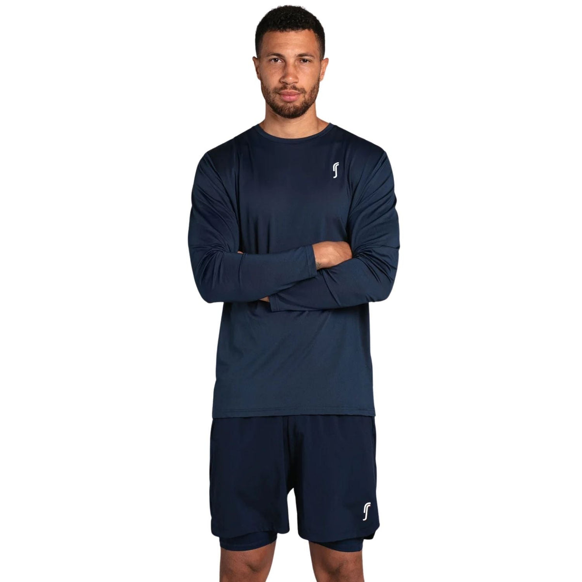 Donkerblauwe RS Performance longsleeve gedragen met bijpassende padelshort