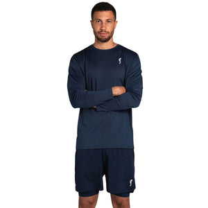 Donkerblauwe RS Performance longsleeve gedragen met bijpassende padelshort