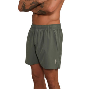 Model draagt de kakigroene RS Performance Shorts 5 met RS-logo op de linkerpijp
