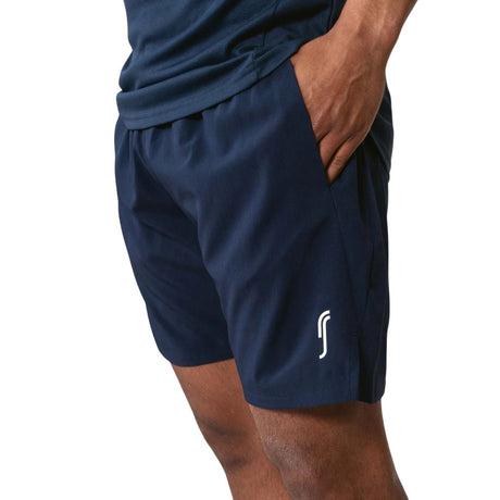 Donkerblauwe RS Performance short met zijzak, zijaanzicht gedragen