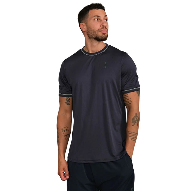 Model draagt het antracietgrijze RS Performance T-Shirt Crew Neck met gestreepte boorden