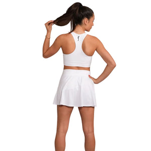 Achteraanzicht van de witte RS Women Court Club rok met witte sporttop