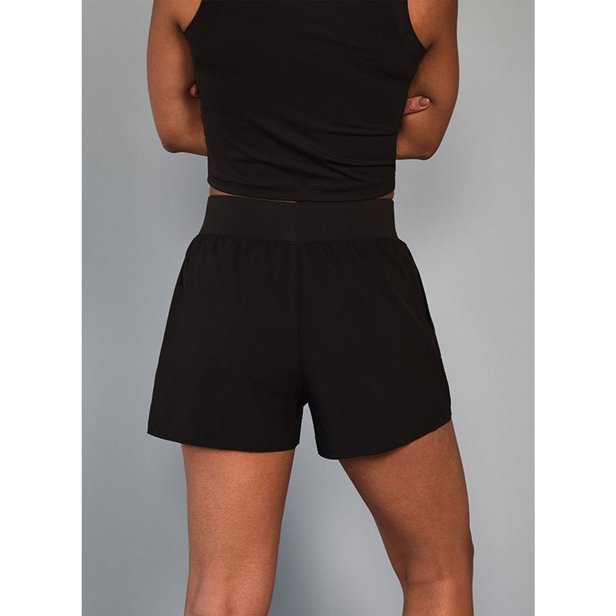 Achteraanzicht van de zwarte RS Women Court short met elastische tailleband
