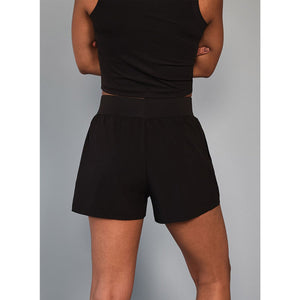Achteraanzicht van de zwarte RS Women Court short met elastische tailleband