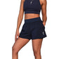Close-up van de donkerblauwe RS Women Court short met RS-logo op de pijp