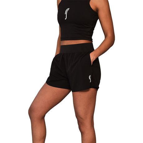 Model draagt de zwarte RS Women Court short met zwarte crop top, zijaanzicht