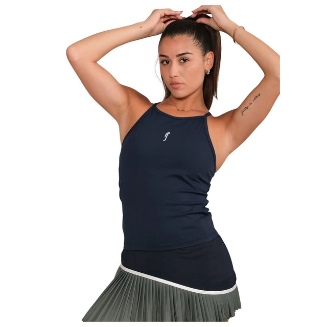 Model draagt de donkerblauwe RS Women Court Tank 2 in 1 met smalle bandjes en RS-logo