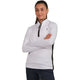 Model met gekruiste armen in het witte RS National Team jack voor dames