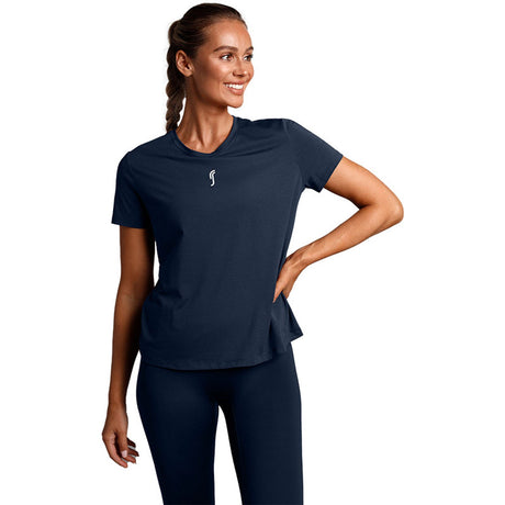 Model draagt het donkerblauwe RS Paris Relaxed T-shirt met klein RS-logo