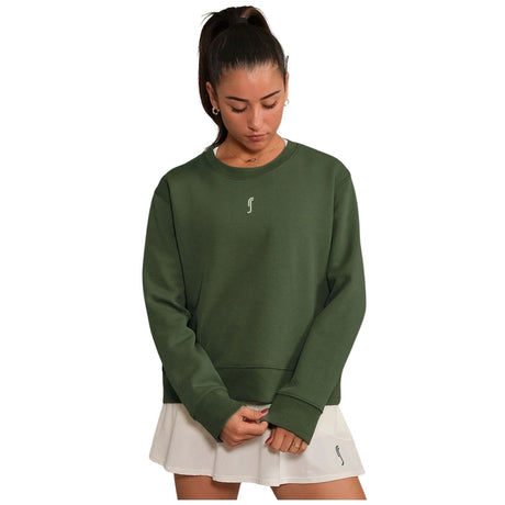 Model draagt de RS Paris sweater voor dames in groen met witte padelrok, vooraanzicht