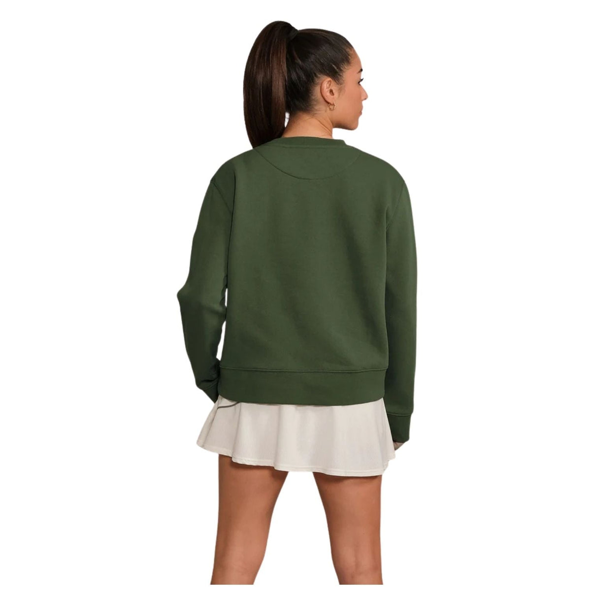 Achterzijde van de groene RS Women Paris sweater, gedragen met een witte padelrok