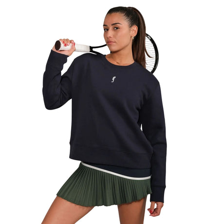 Donkerblauwe RS Women Paris sweater gedragen met racket over de schouder