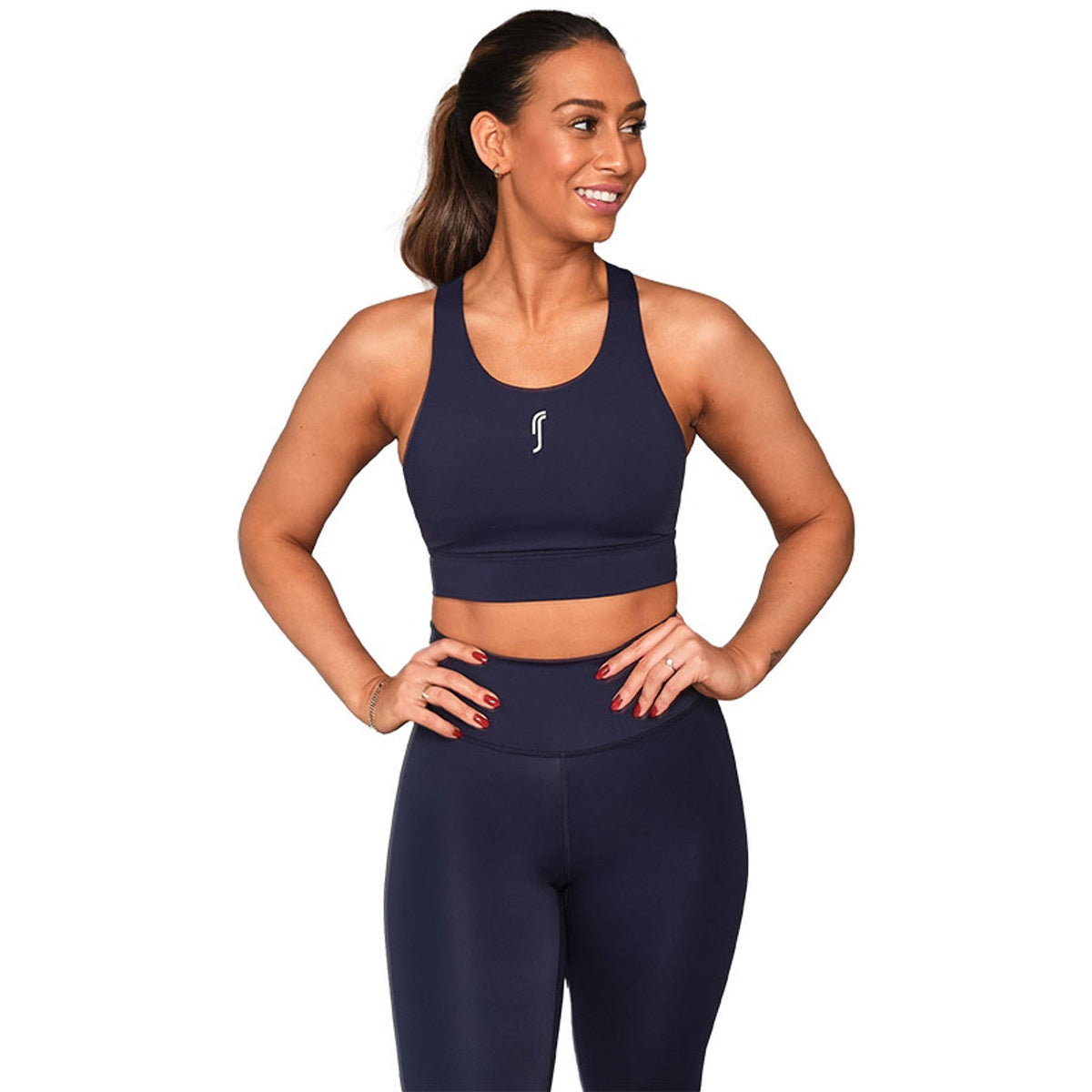 Model draagt de donkerblauwe RS Women Stretch Tech Sports Bra Logo met bijpassende legging
