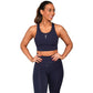 Model draagt de donkerblauwe RS Women Stretch Tech Sports Bra Logo met bijpassende legging