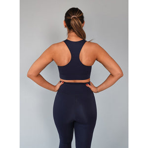 Achteraanzicht van de donkerblauwe RS Women Stretch Tech Sports Bra Logo met racerback